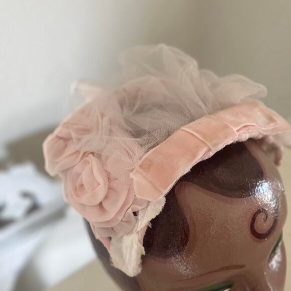 Vintage 1950s PINK ROSE FLORAL FASCINATOR HAT WOMENS TULLE VEIL VELVET HEADPIECE - Picture 3 of 3